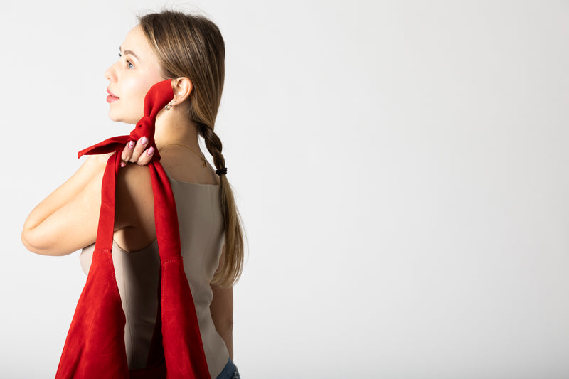 KNOT TOTE SUEDE RED