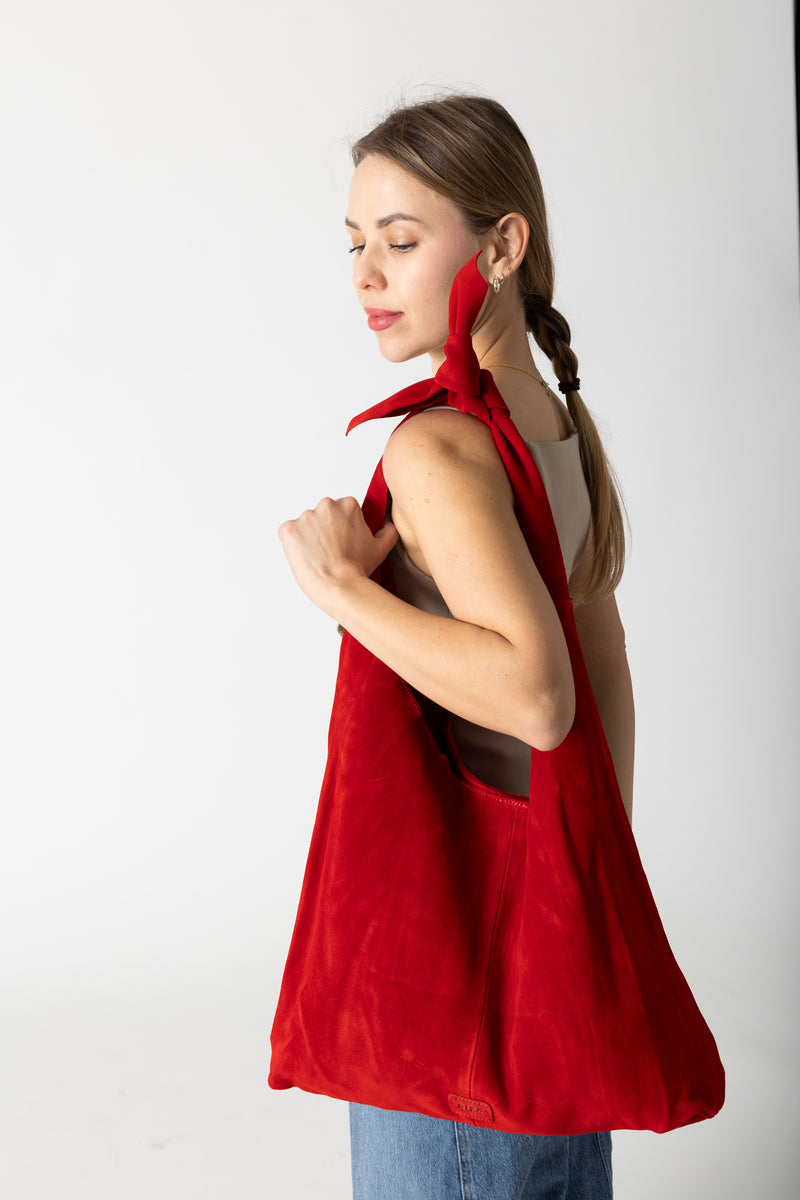 KNOT TOTE SUEDE RED