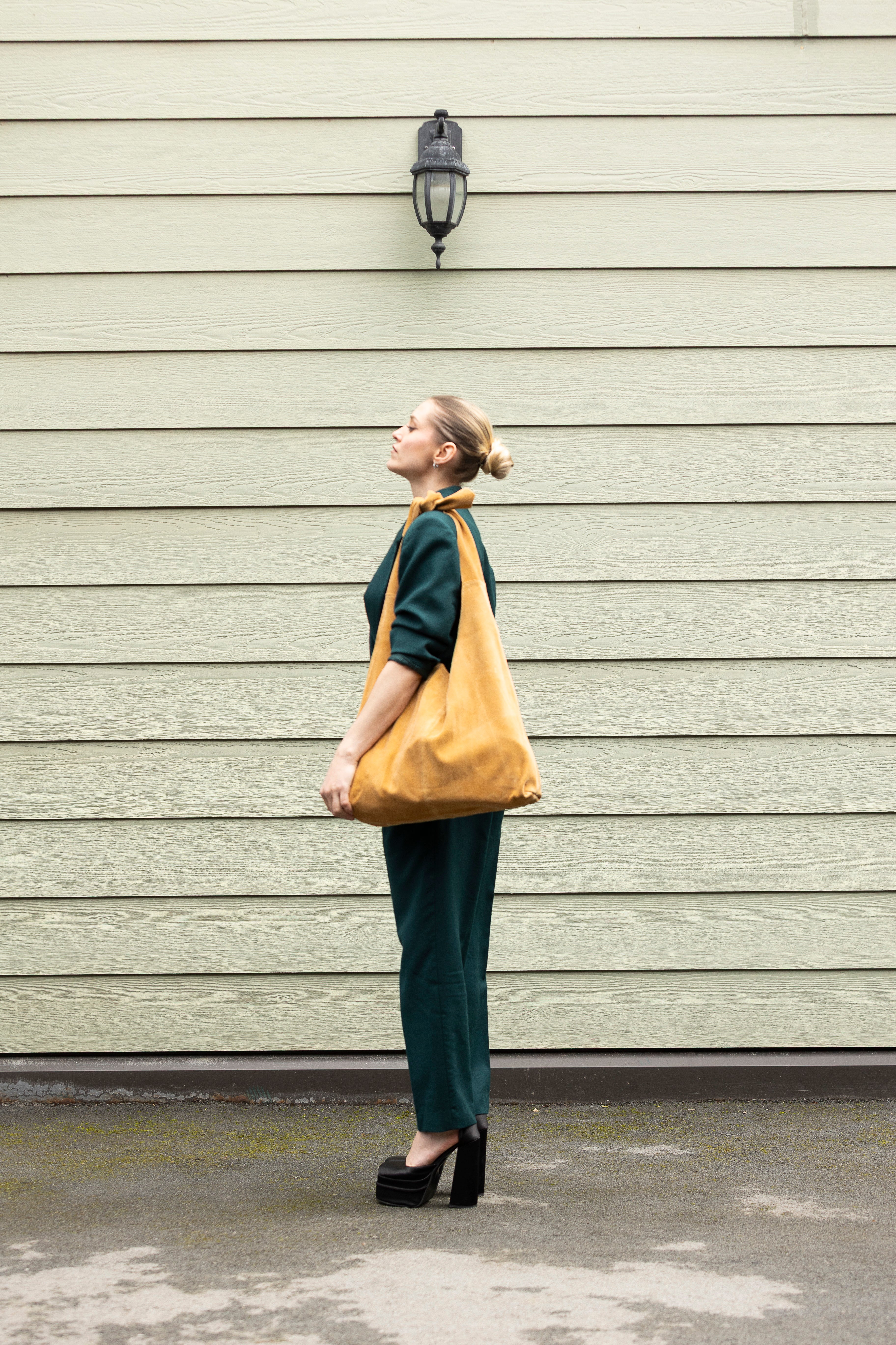 KNOT TOTE SUEDE LIGHT TAN