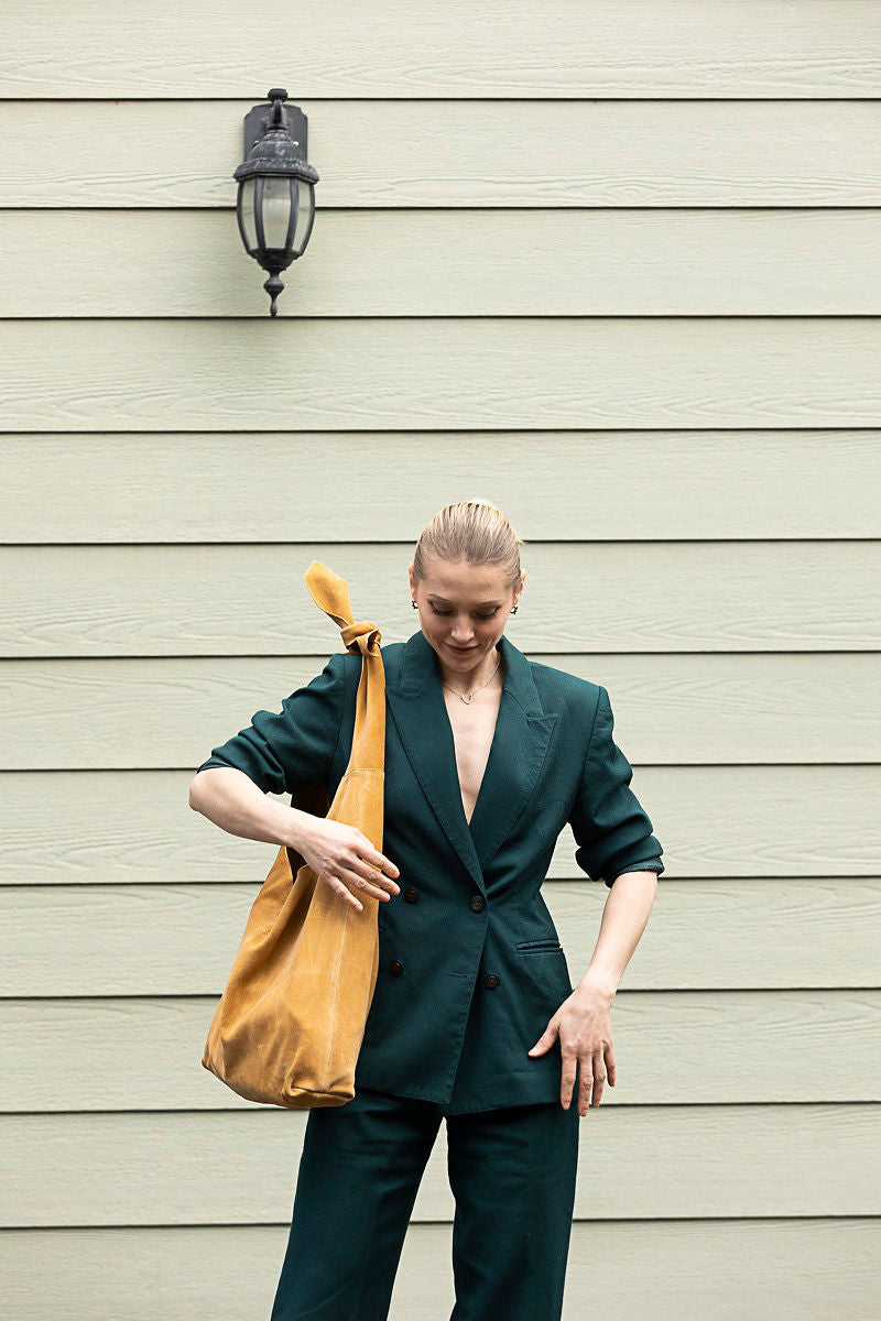 KNOT TOTE SUEDE LIGHT TAN