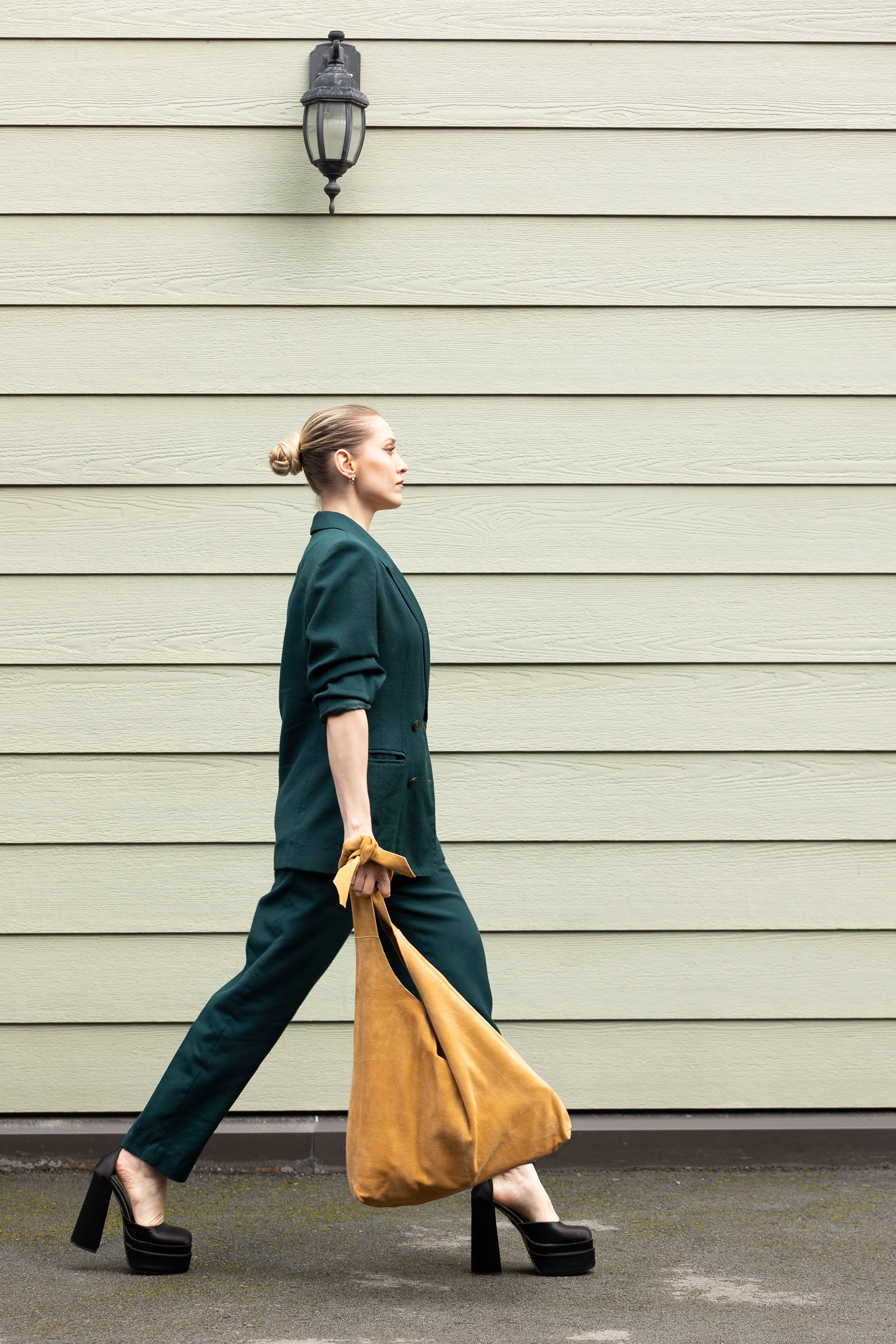 KNOT TOTE SUEDE LIGHT TAN