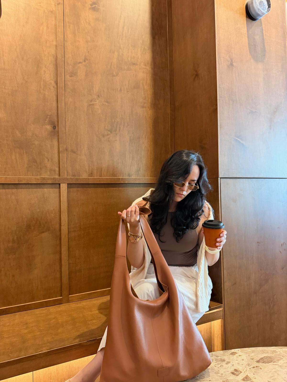 Sac bandoulière en cuir beige avec nœud
