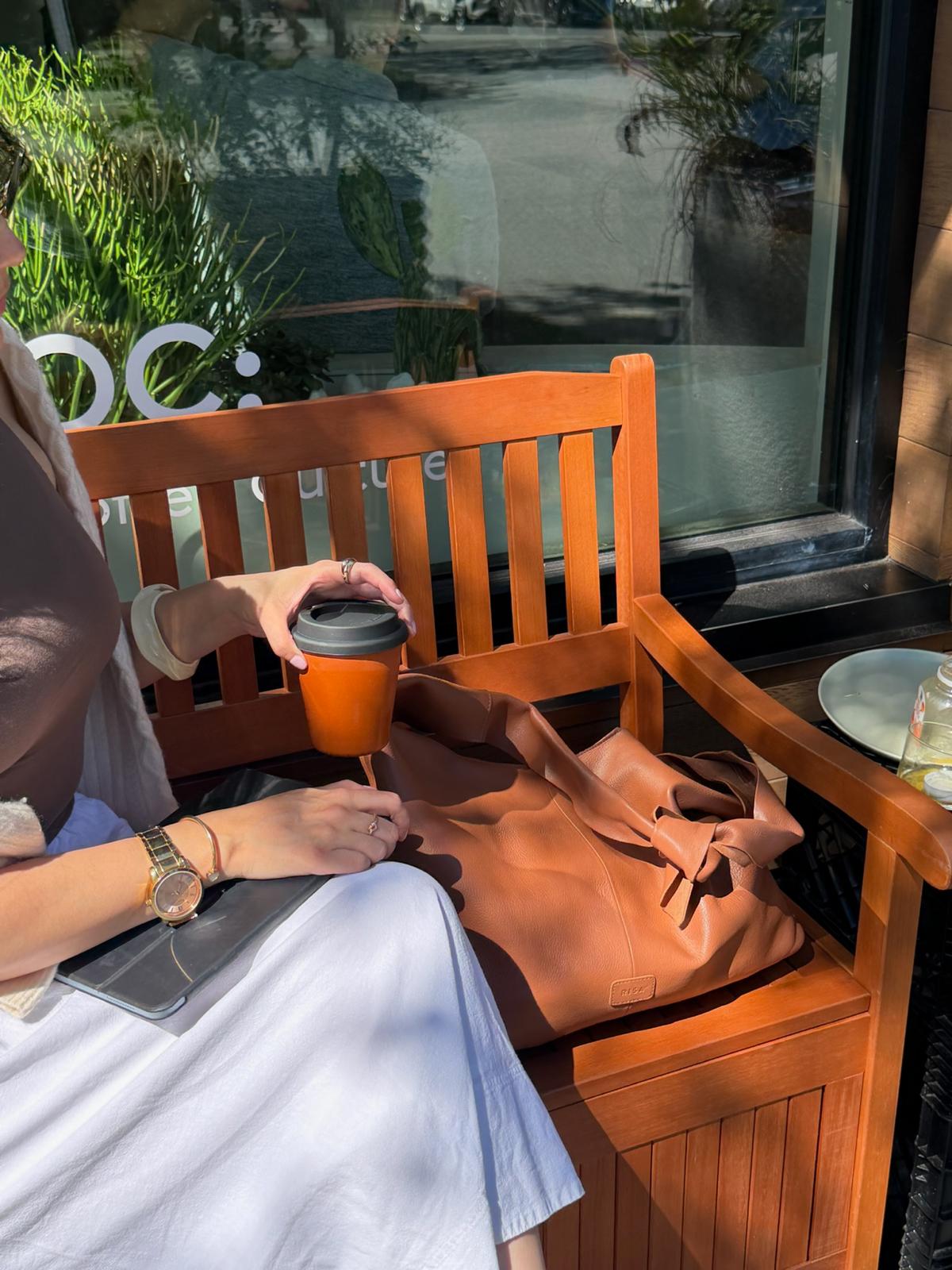 Sac bandoulière en cuir beige avec nœud